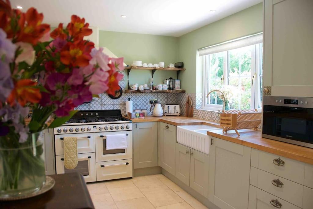 Canal View 2 Bedrooms End Of Terrace Chichester Buitenkant foto