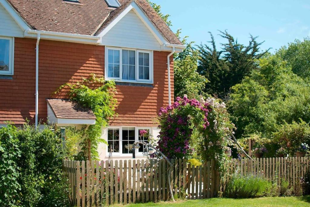 Canal View 2 Bedrooms End Of Terrace Chichester Buitenkant foto